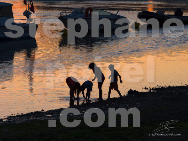 Enfants au coucher du soleil